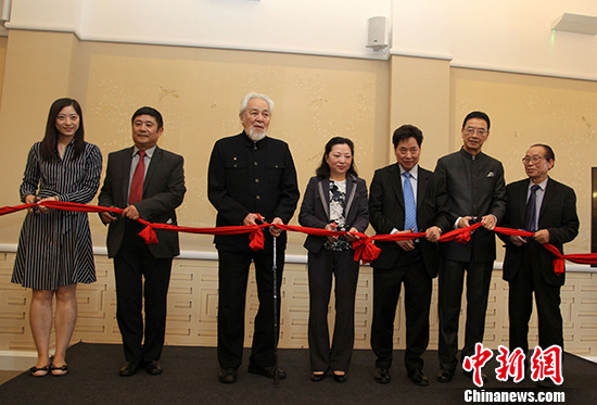 中国驻英国大使馆公使沈蓓莉和英国华侨华人社团侨领一起为展览剪彩。