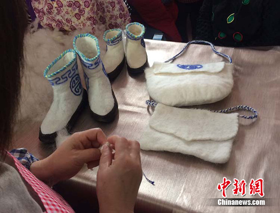 甘肃肃北民众学羊毛毡手工艺品制作 传承民族
