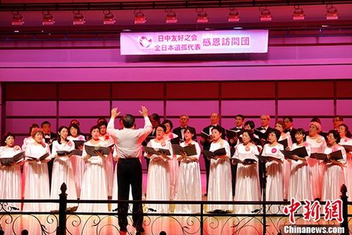 中国侨网图为参演的遗孤代表合唱。 中新社记者 王舒 摄