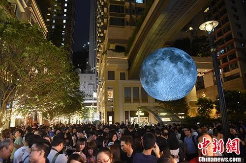 中国侨网香港市民“赏月”。 中新社记者 谭达明 摄