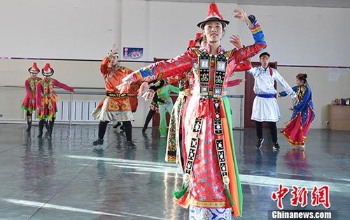 (新春见闻)古老裕固族歌舞文化走向海外