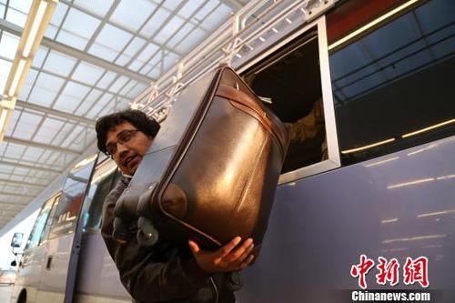 中国侨网巴基斯坦中文导游吴健正在热情地帮中国游客搬行李。　刀志楠　摄
