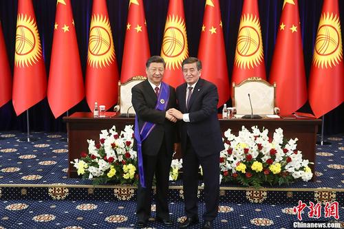 习近平出席仪式 接受吉尔吉斯斯坦总统热恩别科夫授予“玛纳斯”一级勋章