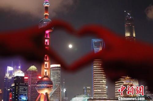 中秋节上海街头游客观景赏月
