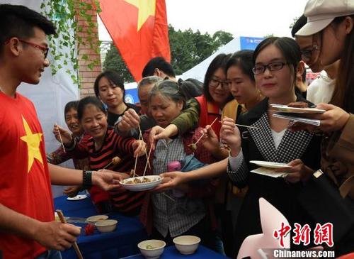重庆大学国际文化节开幕各国美食吸引民众尝鲜