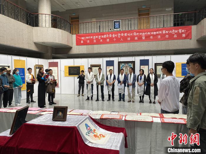 桑吉加木措个人毕业作品展在青海民族大学举行