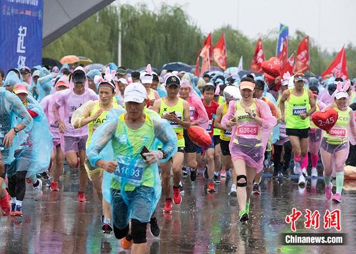 宁夏中卫：马拉松赛雨中鸣枪选手冒雨开跑