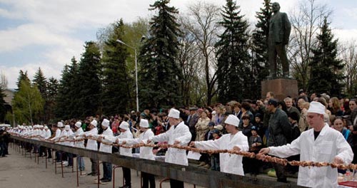 图:俄罗斯烤出120米长的超长烤肉串