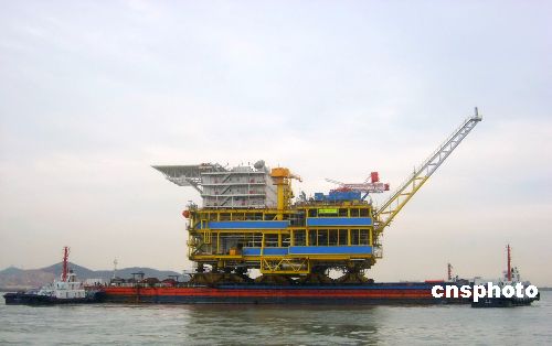 图:中国最大海上采油平台启航