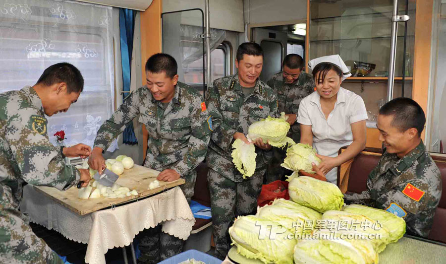 和平使命2010日记:军列上特级厨师伴随保障