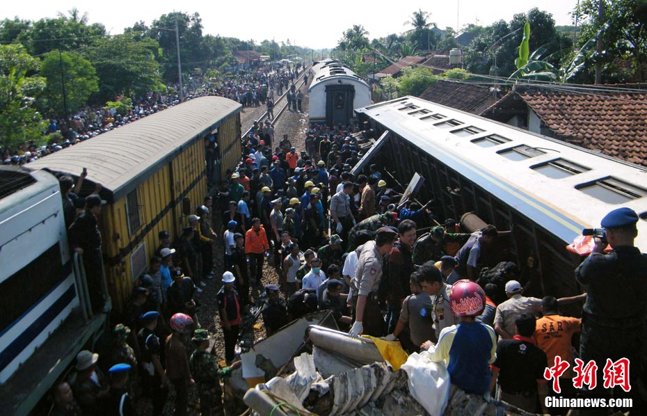 印尼发生火车相撞事故造成严重伤亡
