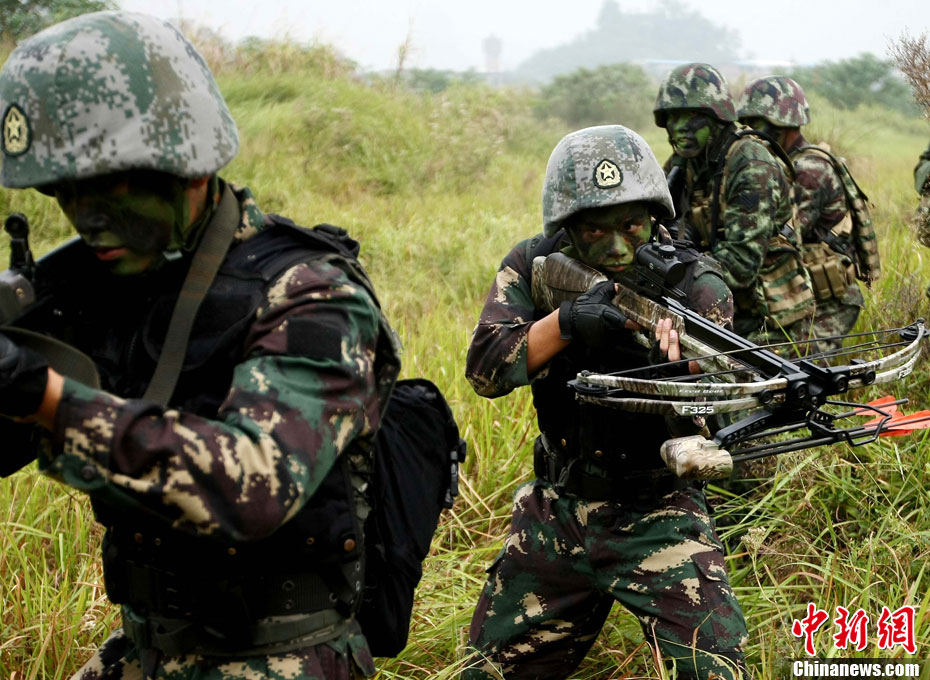 中泰陆军特种部队士兵交流野外生存技巧