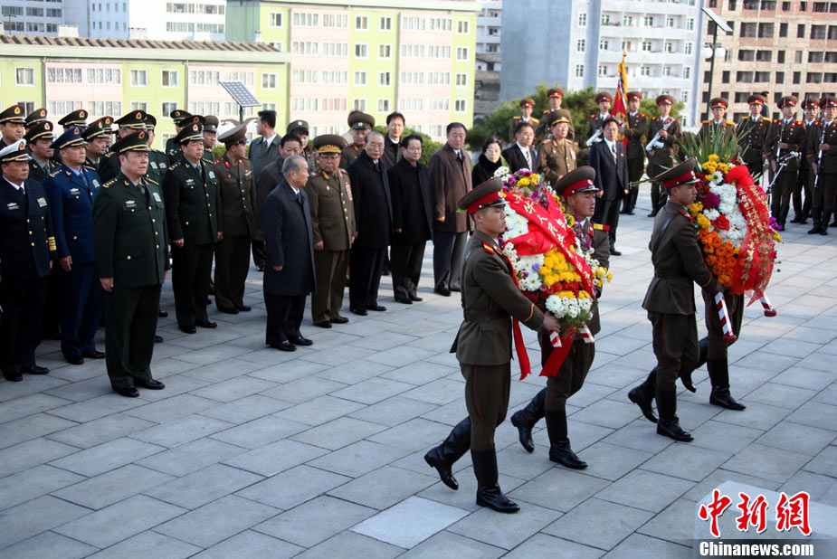 原空军司令员王海在朝鲜凭吊志愿军烈士