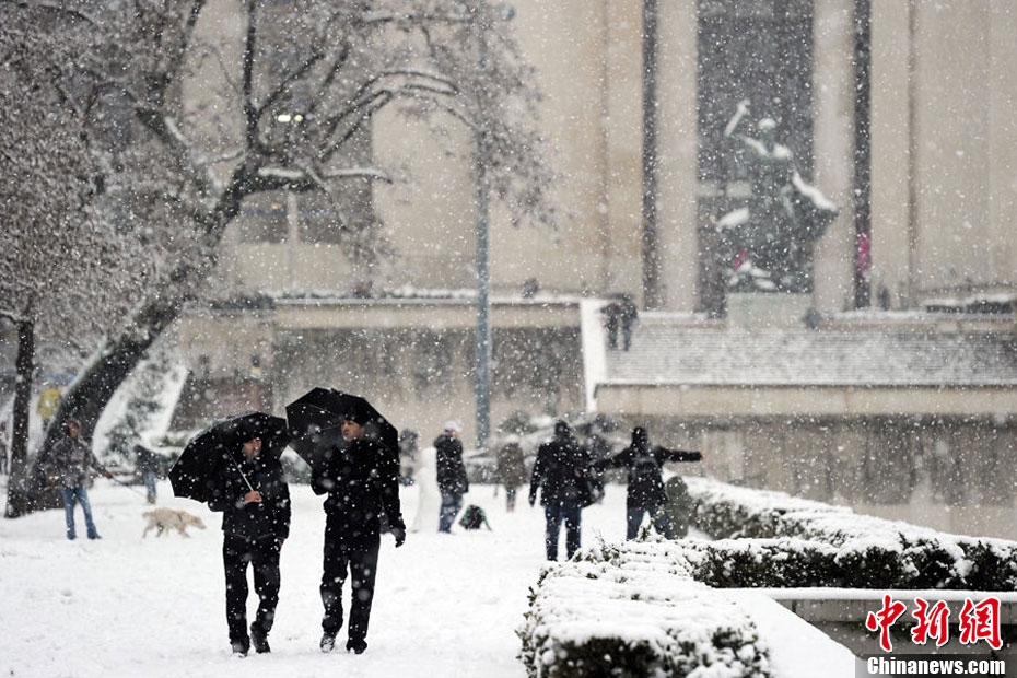 巴黎再遭强降雪 市区交通受阻机场关闭