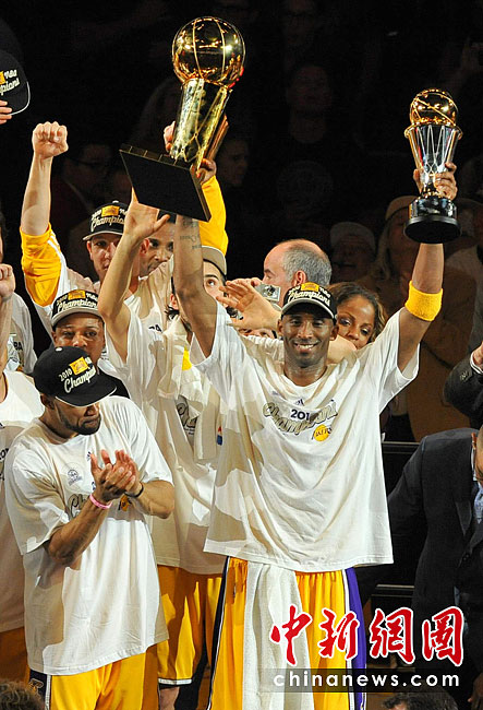 湖人蝉联NBA总冠军 洛杉矶球迷庆祝胜利