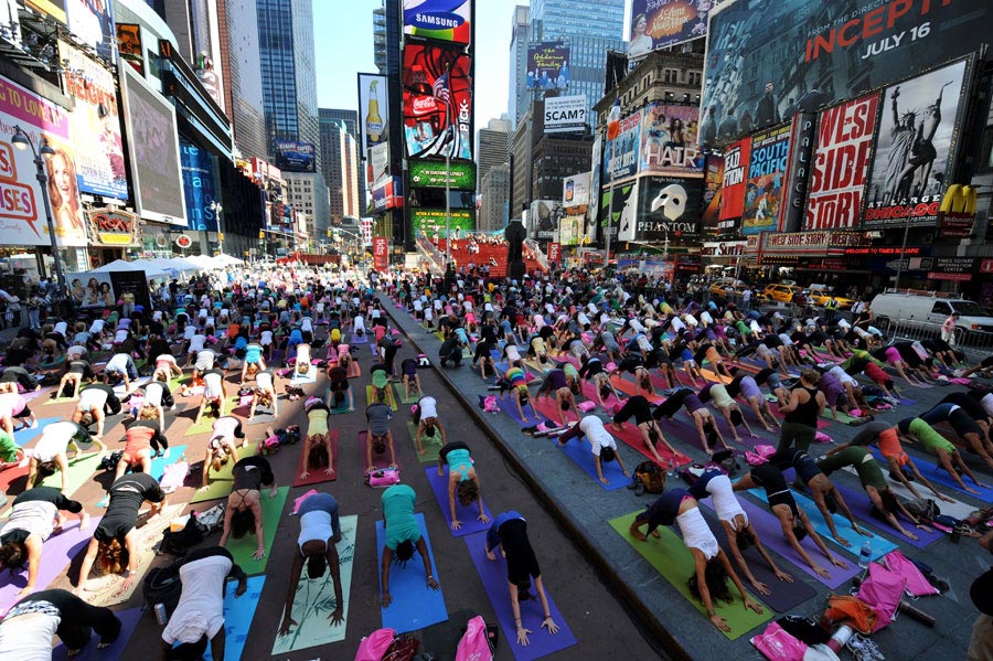 数千人纽约时报广场做瑜伽迎接夏至