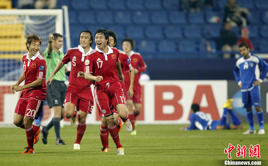 亚洲杯中国男足开门红 2-0完胜科威特