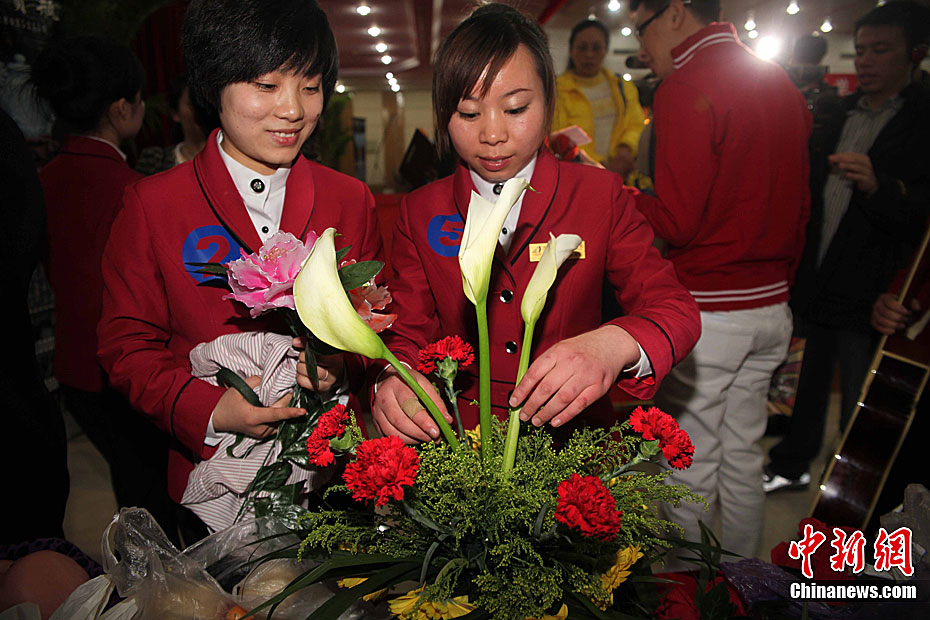 实拍：中国首场“大学生保姆”拍卖会 看起来都象空姐