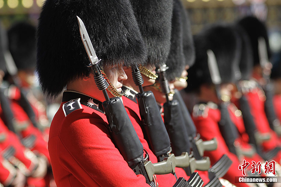 英国白金汉宫前举行皇室卫兵换岗仪式