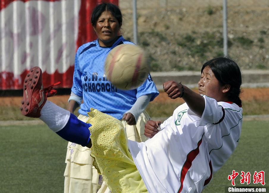 玻利维亚举办女子裙装足球赛