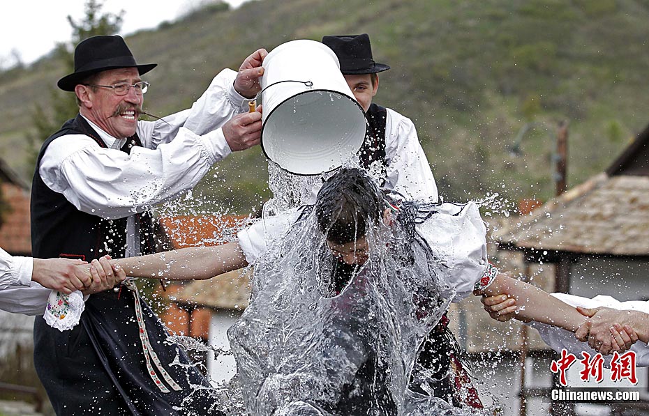 匈牙利复活节美女被泼水