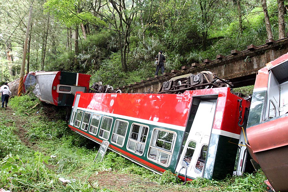 台湾阿里山发生小火车翻车事故
