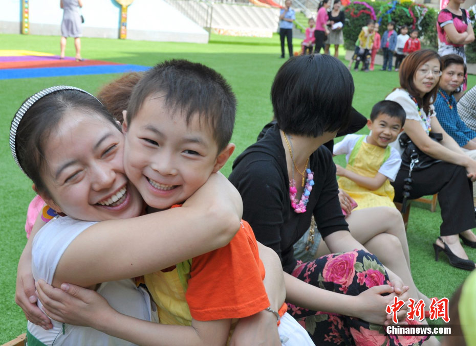 重庆幼儿园孩子包饺子感恩母亲