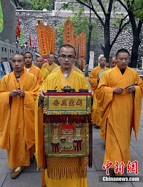 北京广济寺举行大型浴佛法会庆释迦牟尼佛圣诞