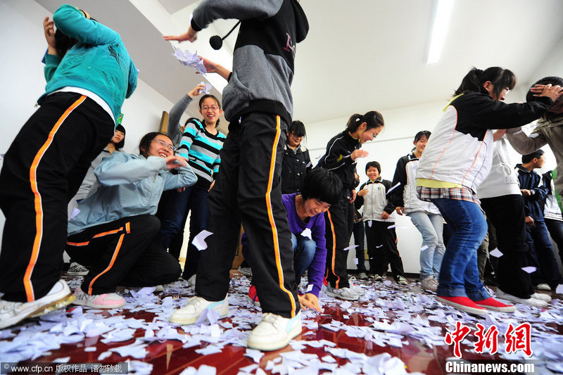 高考临近 扬州高三学生集体游戏减压