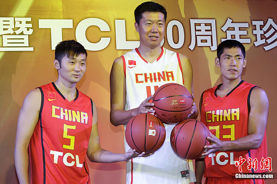 王治郅、刘炜、张庆鹏展示中国男篮亚锦赛新战