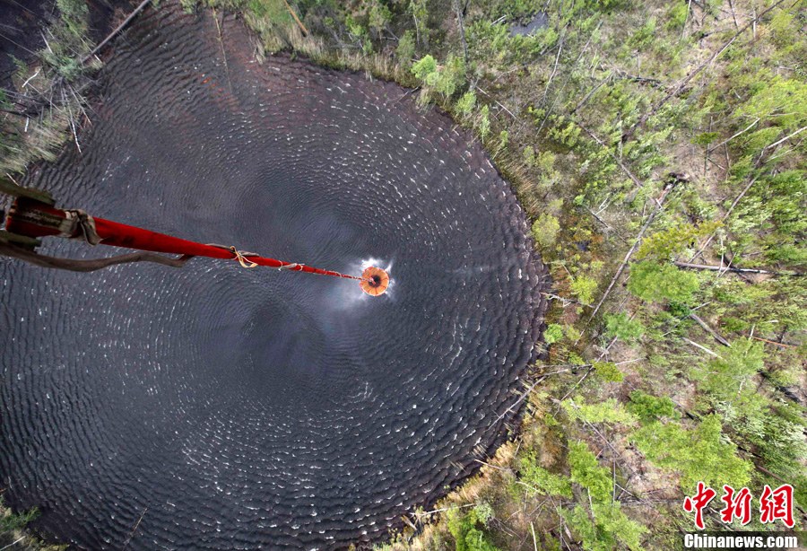 俄罗斯发生森林火灾 直升机出动洒水救援
