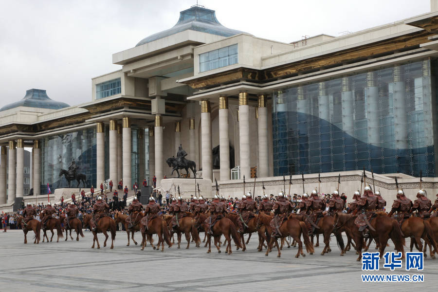 蒙古国举行隆重阅兵仪式