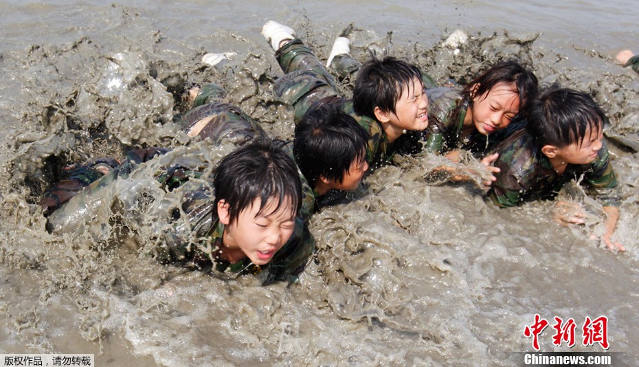 韩国小学生参加军事夏令营 一招一式有模有样