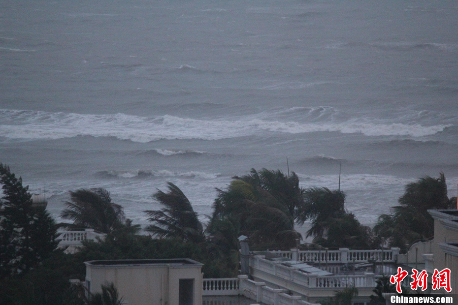 强热带风暴洛坦登陆海南 三亚狂风大作