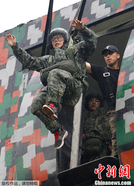 韩国学生参加夏日军事训练营