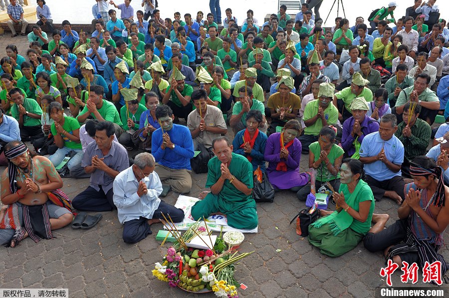 绿色 阿凡达/8月18日，在柬埔寨金边的皇家宫殿前，上百民众将脸和身体涂成...