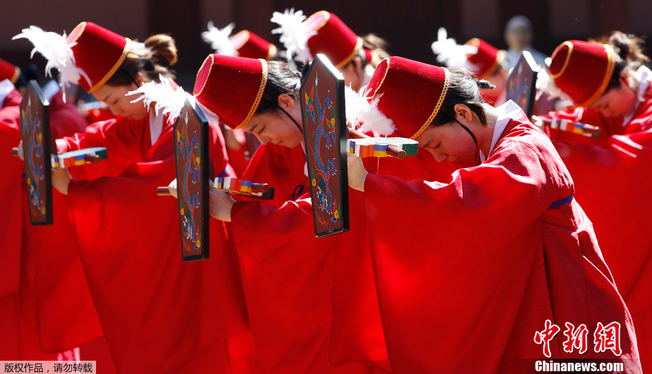 韩国大学生着传统服饰参加毕业典礼