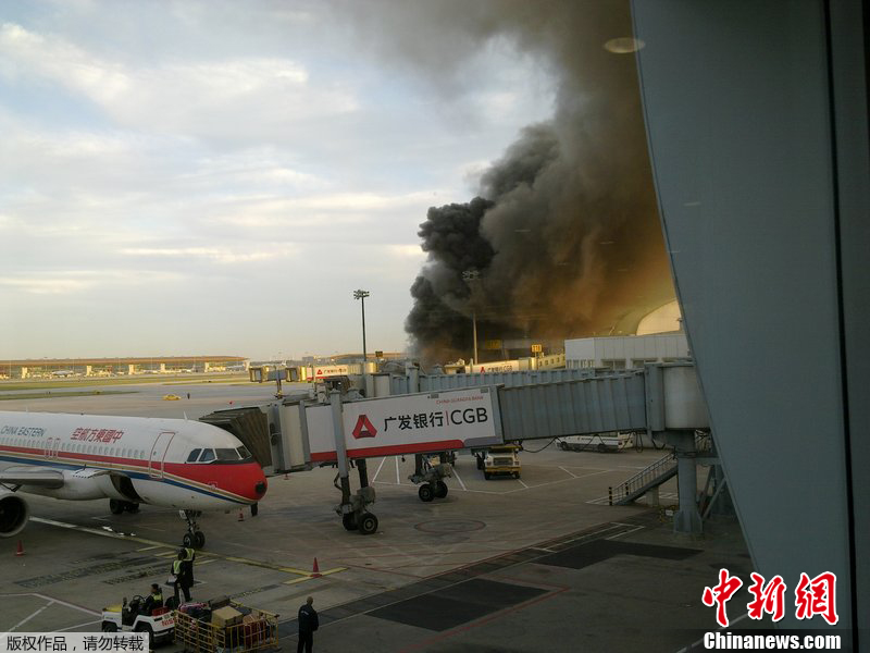 首都机场T2航站楼一施工围挡冒烟 无人员伤亡