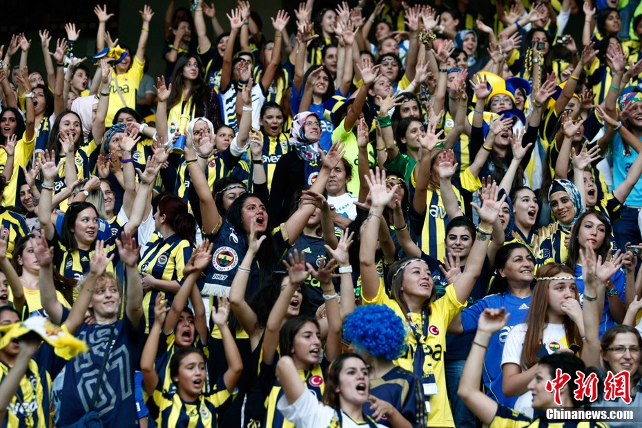 土耳其足球联赛男观众遭禁四万女球迷入场助威