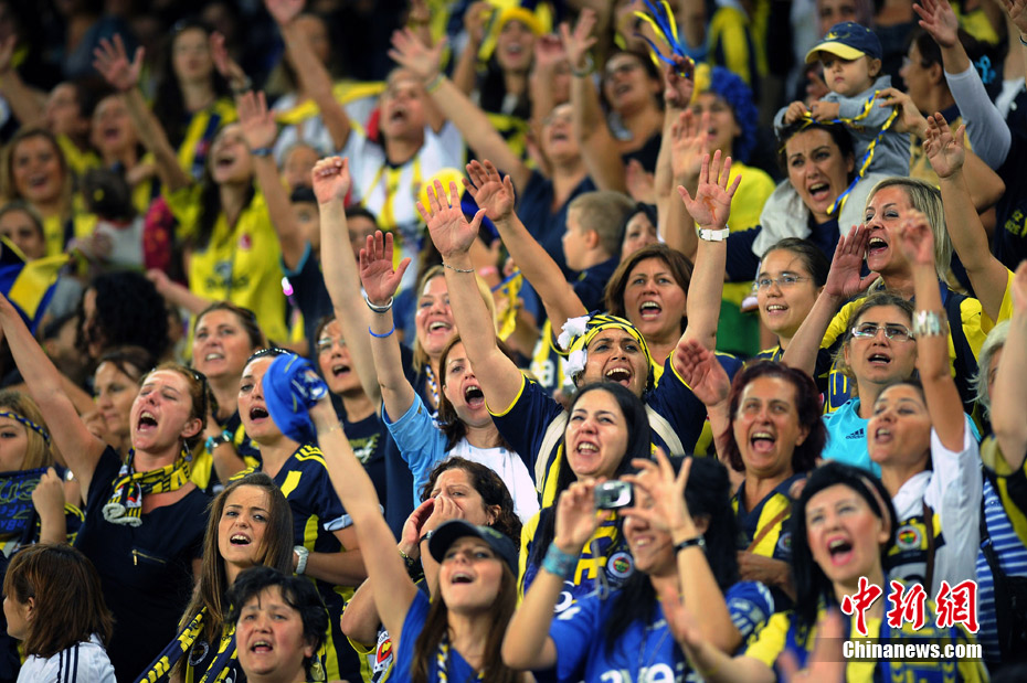 土耳其足球联赛男观众遭禁 四万女球迷入场助