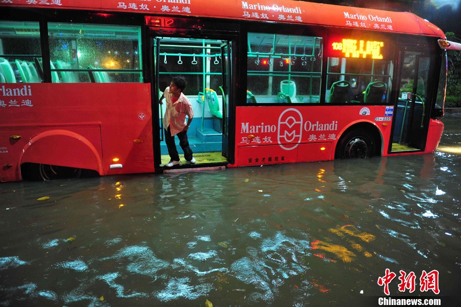 暴雨袭击广州 巴士变孤岛