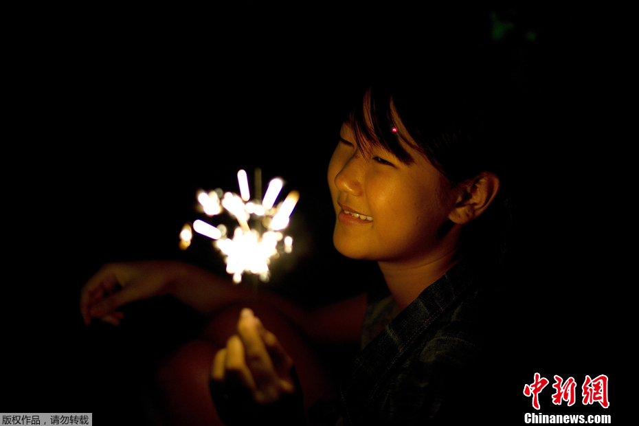 泰国民众洪水中庆祝水灯节