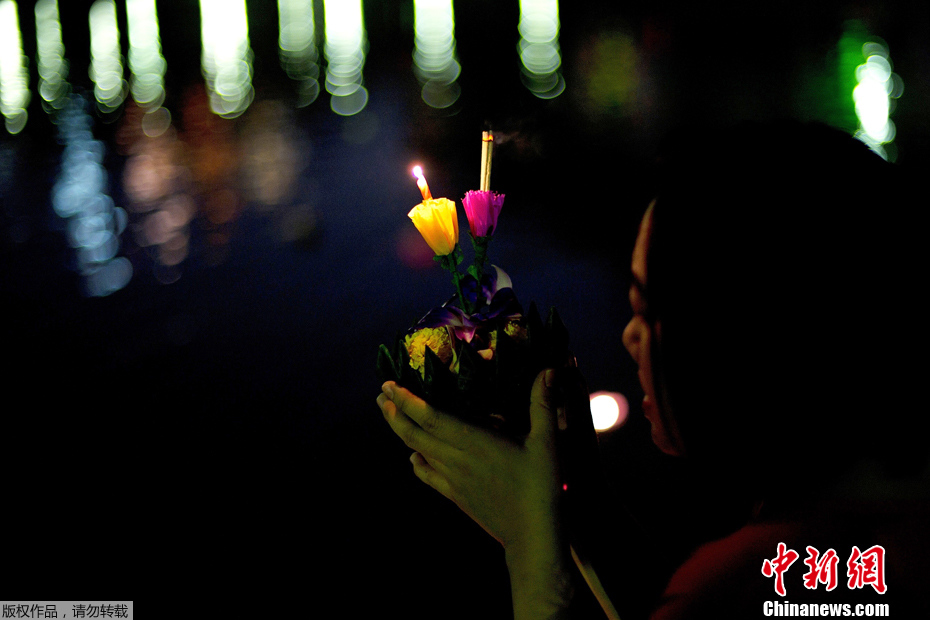 泰国民众洪水中庆祝水灯节
