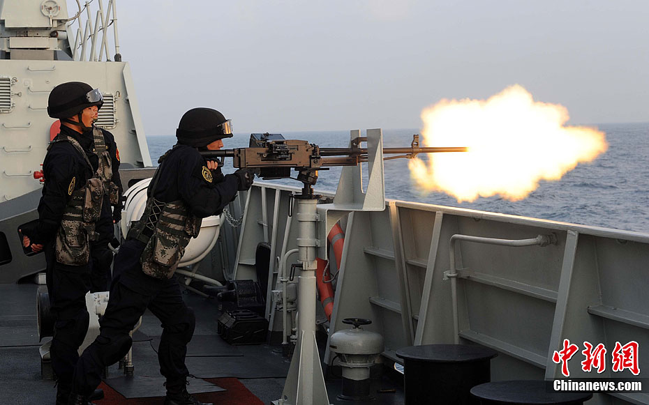 中国护航编队在亚丁湾进行实弹射击训练