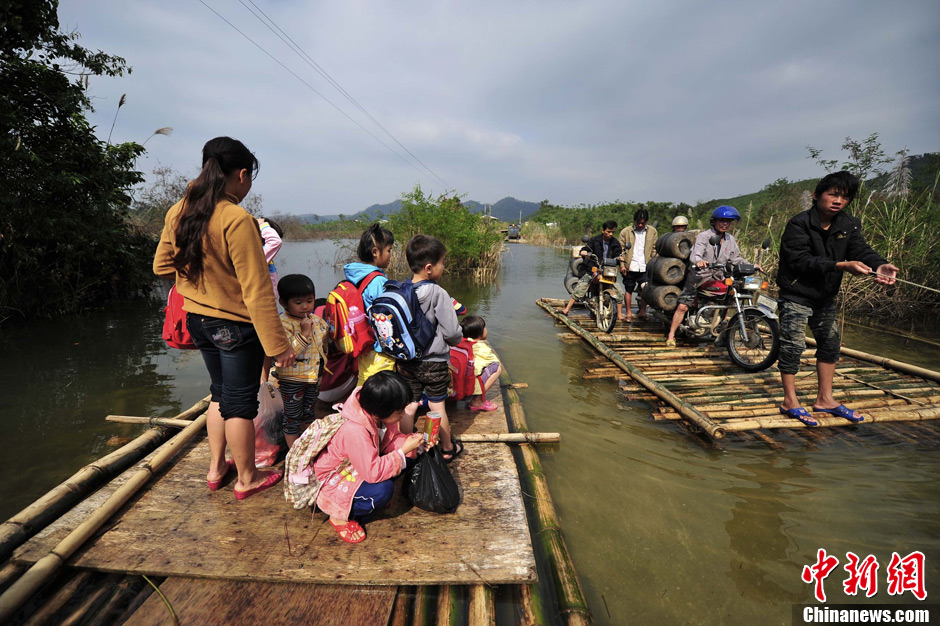 台风过后公路被淹 海南百余学生乘竹筏上学