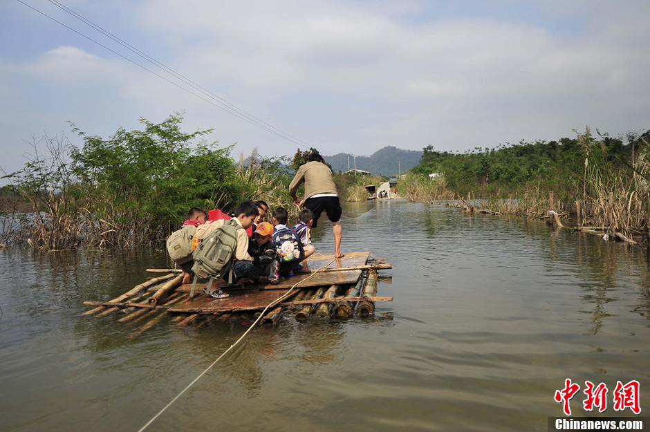 台风过后公路被淹 海南百余学生乘竹筏上学