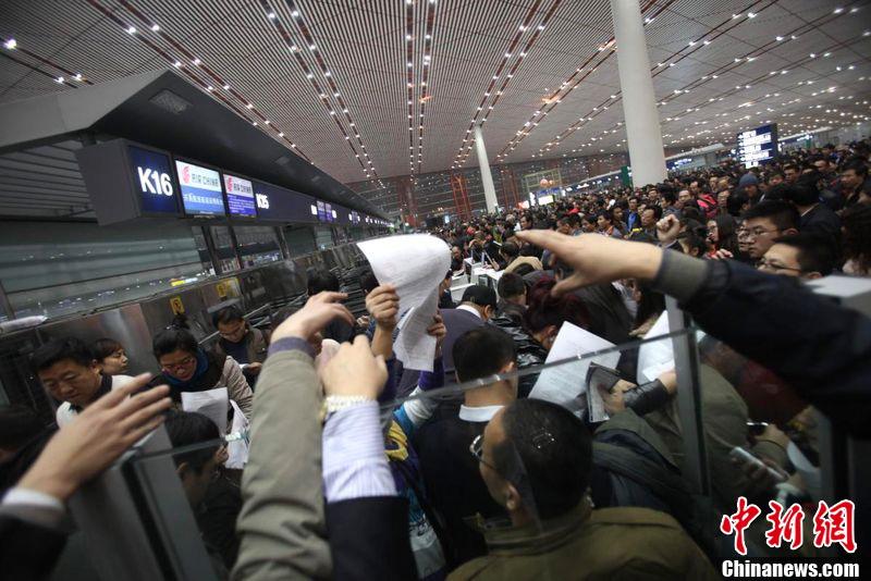 北京持续大雾 首都机场昨日晚间航班取消-中新