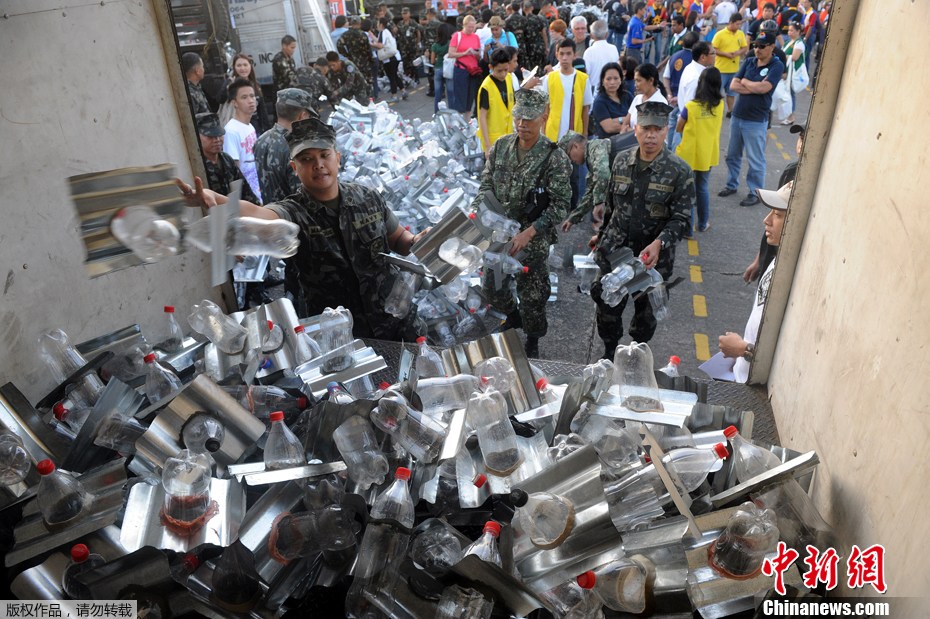 菲律宾环保有妙招 废弃饮料瓶变身太阳能灯