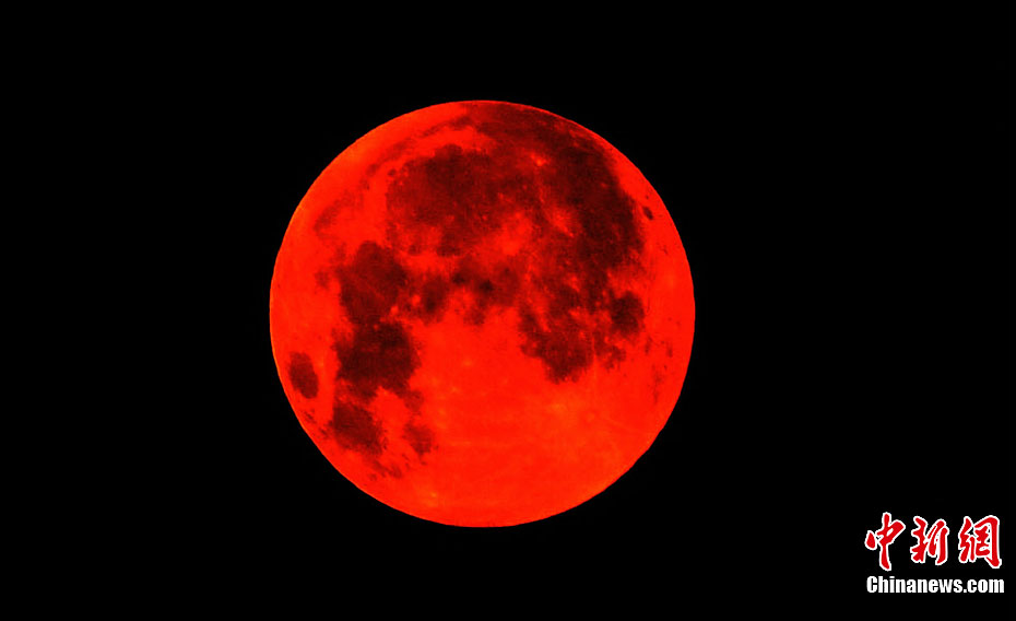 扬州上空出现红月亮(高清图)
