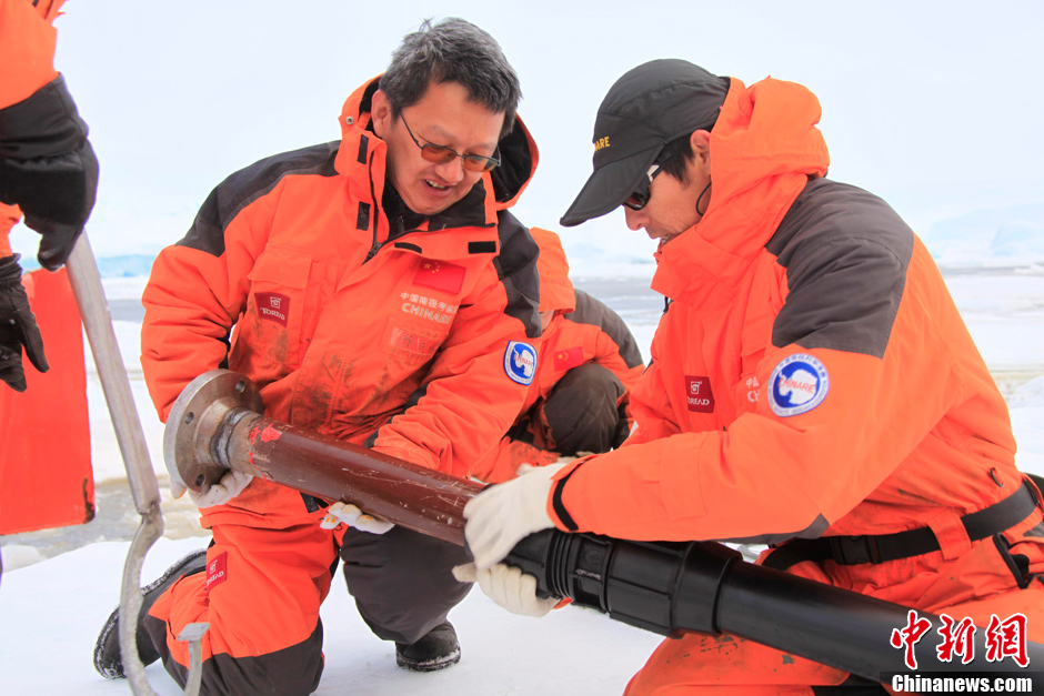 第28次南极考察展开中山站二次卸货 首批油料